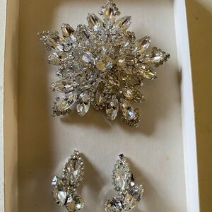 (JE30A) Vintage Clear Crystal Snowflake Brooch and Earring Set - Elegant
